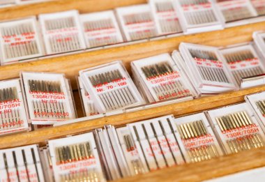 Dikiş dikmek için farklı tip ve boyutlarda iğne yakın. Hollanda, Lahey 'deki Haagse Pazarı.