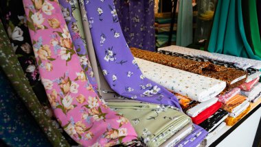 Çeşitli renk ve kalıplarda kumaş ve cıvatalar. Hollanda, Lahey 'deki Haagse Pazarı.