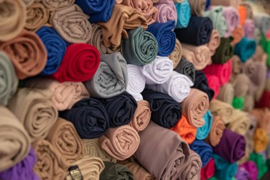 Bir markette toplanıp abayaları farklı renklerde dizdim. Dini eşarp, Müslüman kadınlar için giysi. Hollanda, Lahey 'deki ReligHaagse Pazarı.