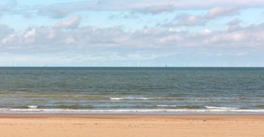 Lahey yakınlarındaki Scheveningen plajı, arkada Kuzey Denizi 'nde bir rüzgar çiftliği. Doğa, açık hava, yaz, gün, Hollanda.