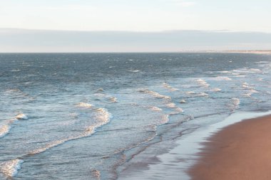 Boş kumsal Scheveningen. Lahey, Hollanda, Kuzey Denizi, dalgalar, yaz, gün.