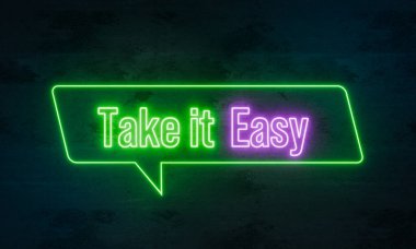 - Sakin ol. Koyu beton bir duvarda yeşil ve mor renkli ışıklı neon tabela. Tavsiye, kolay gidiş, yol, olumlu duygu, boş ver.