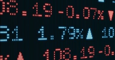 Nehirde tarihi yel değirmenleri grubu. Hollanda 'daki Kinderdijk, bulutlu bir gün. Reed otları kıyıya vurur.