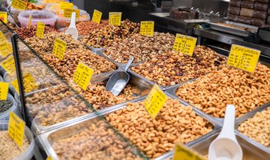 Tohumlar, fındıklar, atıştırmalıklar. Hollanda, Lahey 'deki Haagse Pazarı.