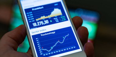 Elinizde yükselen teknoloji stok indeksini gösteren bir akıllı telefon var. Borsa ve borsa, yatırım, iş, ticaret, büyüme, çevrimiçi aracılık. 