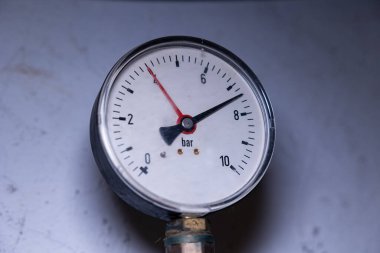 Ölçü, manometre, bodrumda teknik ekipman. Gaz basıncını ölçmek için analiz aygıtı. 