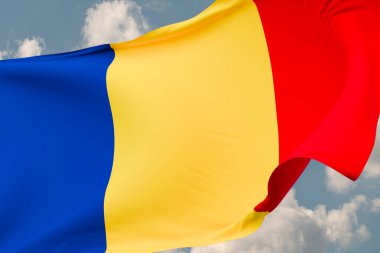 Romanya bayrağını dalgalandırın. Arka planda bulutlar olan mavi gökyüzü. Seyahat, turizm, seyahat, ülke, tur, tatil, tatil, varış, tatil. 3B illüstrasyon