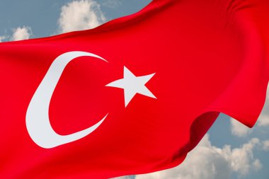 Tureky 'nin bayrağını yakın çekiyoruz. Arka planda bulutlar olan mavi gökyüzü. Seyahat, turizm, seyahat, ülke, tur, tatil, tatil, varış, tatil. 3B illüstrasyon
