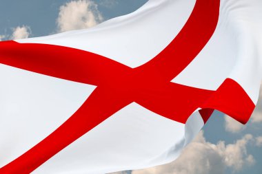 Birleşik Devletler, Alabama bayrağını yakın çekimde sallayın. Arka planda bulutlar olan mavi gökyüzü. Seyahat, turizm, seyahat, ülke, tur, tatil, tatil, varış, tatil. 3B illüstrasyon