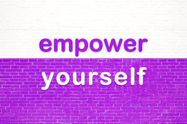 Kendini güçlendir. Beyaz ve mor tuğlalı duvara karşı renkli harfler. Cesaret, zihniyet, tavsiye, motivasyon. 3B illüstrasyon