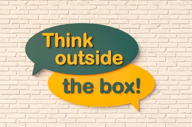 Alışılmışın dışında düşün. Sarı ve koyu yeşil renkli tuğla duvarlı çizgi film konuşma balonu. İlham, slogan, düşünce, zeka, varyasyon, ten, soyut, bireysellik. 3B illüstrasyon