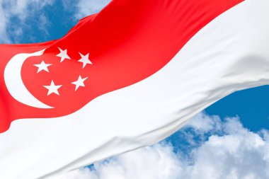 Singapur bayrağını yakın çekimde sallayın. Arka planda bulutlar olan mavi gökyüzü. Seyahat, turizm, seyahat, ülke, varış yeri, tatil, Singapur kültürü. 3B illüstrasyon