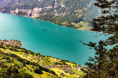 İsviçre, Walen Gölü, İsviçre Alpleri, Canton St. Gallen, Chatzenberg, 2025 yazı. Ağaçlar, çayırlar ve vadideki küçük köyler. Bulutlarla, dağlarla, güzel manzaralarla güneşli bir gün. Yürüyüş, seyahat, turizm, varış yeri, eğlence.