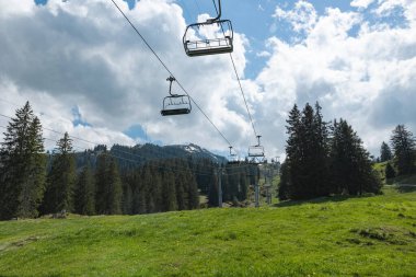 Yaz boyunca boş ve boş olan kayak asansörü, Chatzenberg, İsviçre Alpleri. İsviçre, Canton St. Gallen. Bulutlu gökyüzü. Yürüyüş, seyahat, turizm, varış yeri, dinlenme, boş zaman aktivitesi.
