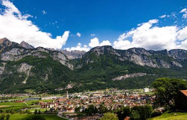 Ağaçlı dağ zirvesi, İsviçre, Canton St. Gallen, İsviçre Alpleri, Fruemsel ve Hinterrugg dağları. Güneşli bir gün, bulutlar, sıradağlar. Yürüyüş, turizm, seyahat yeri, dinlenme yeri.