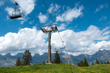 Yaz boyunca boş ve boş olan kayak asansörü, Chatzenberg, İsviçre Alpleri. İsviçre, Canton St. Gallen. Bulutlu gökyüzü. Yürüyüş, seyahat, turizm, varış yeri, dinlenme, boş zaman aktivitesi.