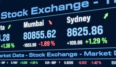 İsviçre, İsviçre Alpleri, Canton St. Gallen, Fruemsel ve Hinterruegg Dağları, öndeki köy, 2025 yazı. Bulutlarla güneşli bir gün, güzel bir dağ sırası. Yürüyüş, turizm, seyahat yeri, dinlenme yeri.