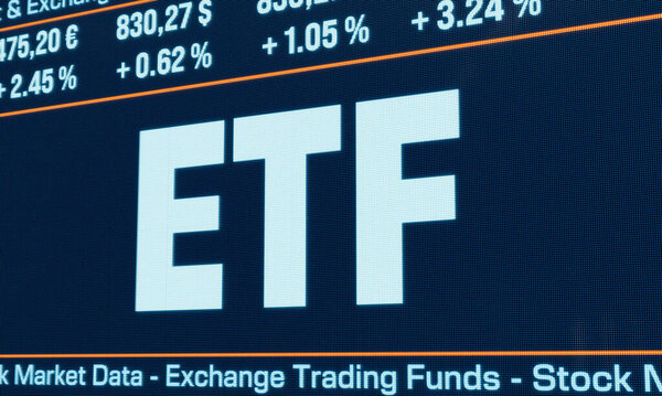 ETF символ на голубом дисплее. Биржевой фонд, трастовый фонд. Финансовый рынок, индекс, сектор или сырьевой ETF, глобальные инвестиции. 3D иллюстрация