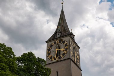 İsviçre 'nin Zürih şehrinin merkezinde saat yüzlü bir kilise kulesi. Tarihi yapı, din, inanç, Katolik, Protestan, ibadethane.