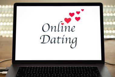 Online randevu, kırmızı kalpler, aşk, romantik duygular, duygular. İlişki, internet randevu sitesi, partner araması, dizüstü bilgisayar, hisler, hayaletler, mutluluk, iletişim, birini bulmak..