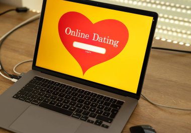 Online randevu girişi, kırmızı kalp, aşk, romantik duygular, şefkat. İlişki, internet randevu sitesi, partner araması, hisler, hayaletler, mutluluk, iletişim, birini bulmak.