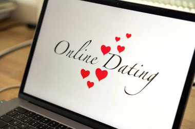 Online randevu, kırmızı kalpler, aşk, romantik duygular, duygular. İlişki, internet randevu sitesi, partner araması, dizüstü bilgisayar, hisler, hayaletler, mutluluk, iletişim, birini bulmak..