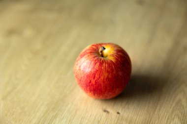 Mutfak masasındaki kırmızı elma. Friut olgunlaştı ve yemeye hazır.. 