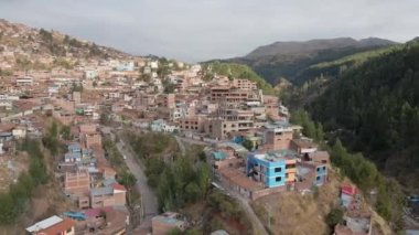 Cusco, Peru 'daki Residential Area etrafında 4K Hava Arc. Uzaktan görülebilen birçok ev. Uzaktan görünen ağaçlı tepeler.