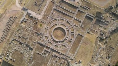 4K Hava Aracı Cusco, Peru 'daki Sacsayhuaman' daki Antik Dairesel Harabeler üzerinde Yüksel ve Döndür. Kenarlardan görünen diğer harabeler
