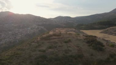 4K Hava Aracı Cusco, Peru 'daki Sacsayhuaman Antik İnka Harabeleri üzerinde uçuyor. Dağlar ve şehir görünür.