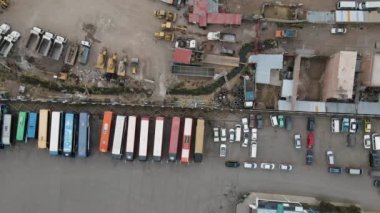 4K Hava Aracı İnşaat Alanı ve Otobüs Otoparkı manzaralı. Kamera yükselir ve döner