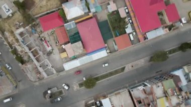 4K Havacılık İHA 'sı Puno, Peru' nun yerleşim alanının yukarıdan aşağı görüntüsü. Evler, yollar ve spor tesisleri görünür.