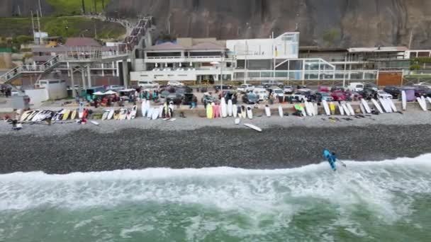 Aerial Drone Orizzontale Tack Lungo Rocky Beach Con Surfisti Tavole — Video Stock
