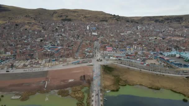 Luchtdrone Stoppen Terug Pier Aan Het Titicaca Meer Puno Peru — Stockvideo