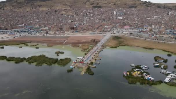 Luchtdrone Orbit Arc Rond Pier Bij Het Titicaca Meer Puno — Stockvideo