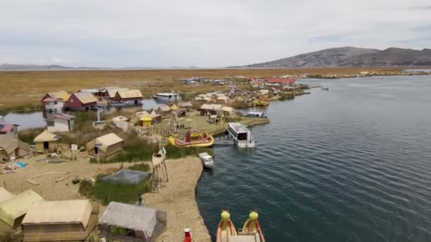Luchtdrone Vliegt Uros Eilanden Aan Het Titicaca Meer Bij Puno — Stockvideo