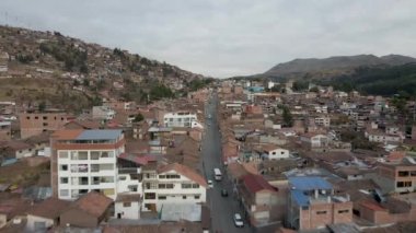 4K Hava Aracı, Peru, Cusco 'nun yerleşim bölgesinden uçuyor. Dağlar ve görülebilir evler.