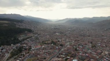4K Hava İHA 'sı Cusco, Peru üzerinde uçuyor. Şehir, vadi ve görünen dağlar..