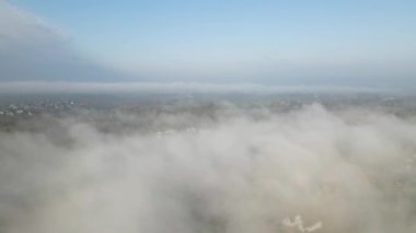 Foggy Clouds 'un üstündeki Residential Area' nın 4K hava aracı videosu. Tersine çevrilebilir.