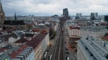 Viyana 'daki metro trenini 4K Hava Aracı takip ediyor. Şehir silüeti görünür