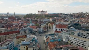 4K Hava Aracı Slovakya 'daki Bratislava Kalesi' ne doğru uçuyor. Şehir silüeti görünür