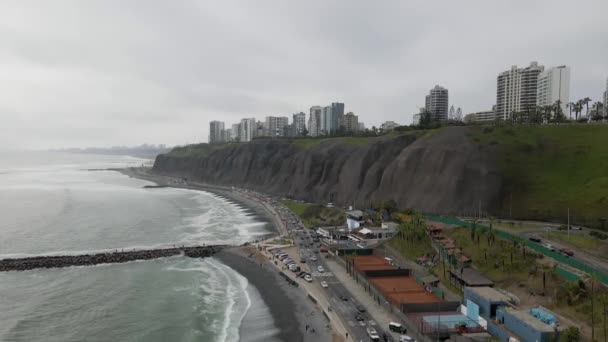 Aerial Drone Rise Beach Lima Perú Ciudad Horizonte Visibles Carretera — Vídeo de stock