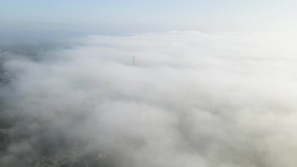 Luchtdrone Orbit Arc Rond Radio Tower Boven Foggy Clouds Omkeerbaar — Stockvideo