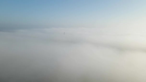 Luchtdrone Video Van Radio Tower Boven Foggy Clouds Omkeerbaar — Stockvideo