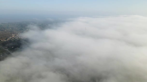 Luchtdrone Timelapse Boven Woonwijk Boven Foggy Clouds Omkeerbaar — Stockvideo