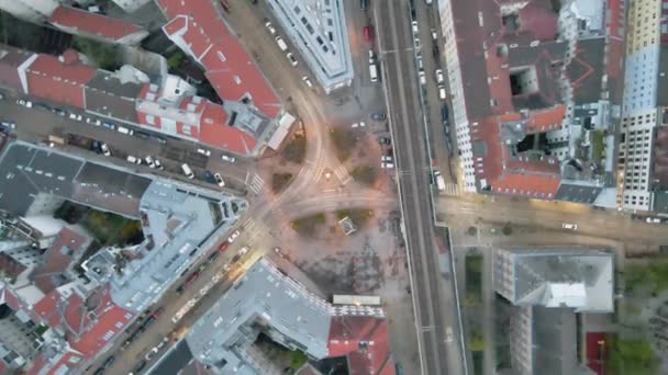 Aerial Drone Top Rotera Runt Den Europeiska Skärningspunkten Natten Wien — Stockvideo