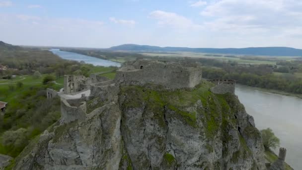 Pelengkung Orbit Drone Sekitar Puri Tikungan Sungai Istana Devin Bratislava — Stok Video