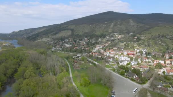 Aerial Drone Flyover Hacia European Village Montaña Fondo Cerca Bratislava — Vídeo de stock