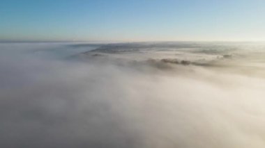 Foggy River Vadisi üzerinde 4K Hava / İnsansız Hava Arc. Sabah oldu. Sonbahar ağaçları görünür.