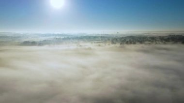 Sisin 4K Hava / Drone Zaman Çizelgesi. Gün doğumu görülebilir. Su kulesi ve telsiz kulesi uzaktan görünüyor. Sabah oldu.